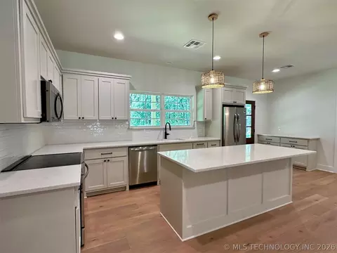 Kitchen - 12443 Longboard Loop, Kingston, OK 73439 photo 3 of 4