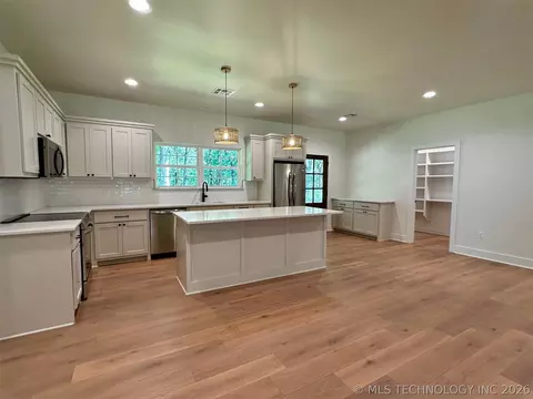 Kitchen - 12443 Longboard Loop, Kingston, OK 73439 photo 4 of 4