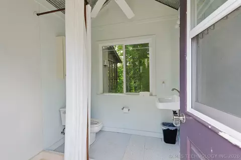 Bath - 6504 463 Rd, Hulbert, OK 74441 photo 3 of 3