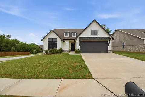 7312 S Indianwood Ave, Broken Arrow, OK 74011