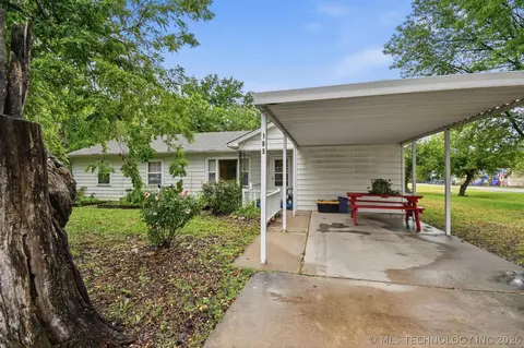 105 S Locust St, Oologah, OK 74053