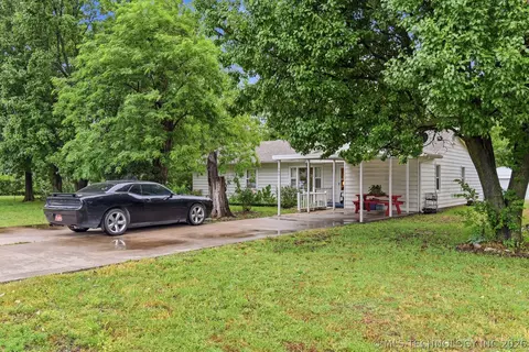 105 S Locust St, Oologah, OK 74053