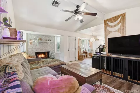Living - 209 E Austin St, Broken Arrow, OK 74011 photo 2 of 4