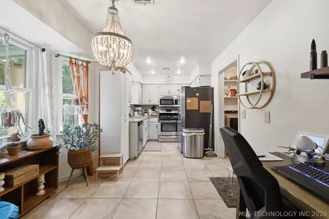 Kitchen - 209 E Austin St, Broken Arrow, OK 74011 photo 1 of 2