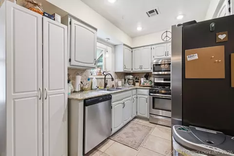 Kitchen - 209 E Austin St, Broken Arrow, OK 74011 photo 2 of 2