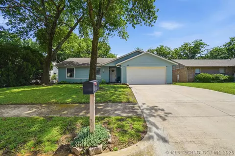Exterior - 209 E Austin St, Broken Arrow, OK 74011 photo 6 of 6