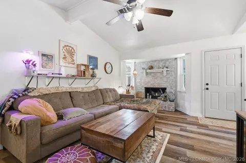 Living - 209 E Austin St, Broken Arrow, OK 74011 photo 1 of 4