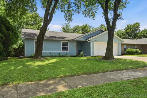 Exterior - 209 E Austin St, Broken Arrow, OK 74011 photo 5 of 6