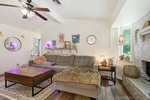 Living - 209 E Austin St, Broken Arrow, OK 74011 photo 4 of 4