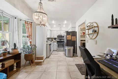 Kitchen - 209 E Austin St, Broken Arrow, OK 74011 photo 1 of 2