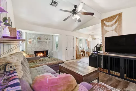 Living - 209 E Austin St, Broken Arrow, OK 74011 photo 2 of 4