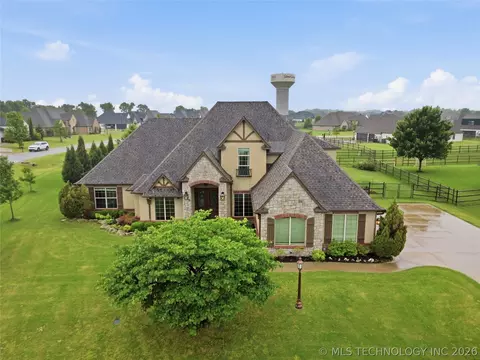 6302 N Twin Creeks Dr, Owasso, OK 74055