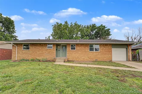 704 Brentwood Dr, Bartlesville, OK 74003