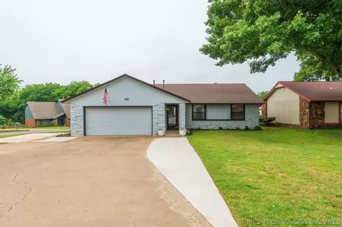 3612 S Redbud Dr, Sand Springs, OK 74063