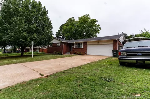 18 S Meadowhill Dr, Bristow, OK 74010