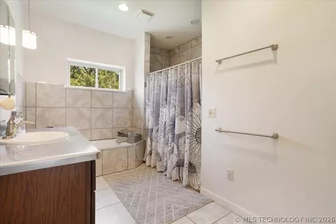 Bath - 748 Bloomfield Rd, Hendrix, OK 74741 photo 4 of 5