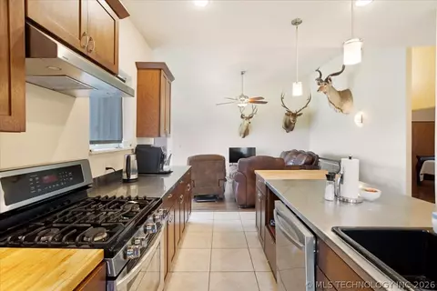 Kitchen - 748 Bloomfield Rd, Hendrix, OK 74741 photo 3 of 4