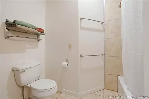 Bath - 748 Bloomfield Rd, Hendrix, OK 74741 photo 2 of 5