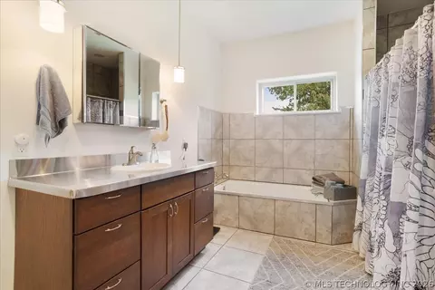 Bath - 748 Bloomfield Rd, Hendrix, OK 74741 photo 3 of 5