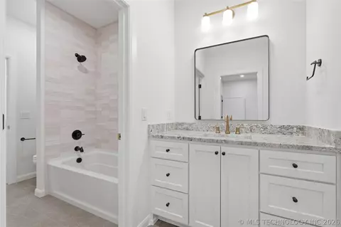 Bath - 1424 E 37th St, Tulsa, OK 74106 photo 7 of 8