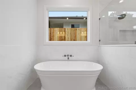 Bath - 1424 E 37th St, Tulsa, OK 74106 photo 4 of 8
