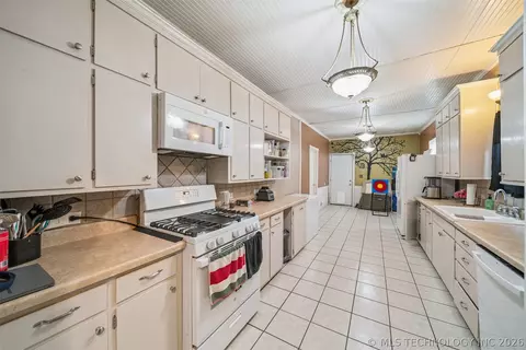 Entry Way - 404 E Maple St, Drumright, OK 74030 photo 1 of 1