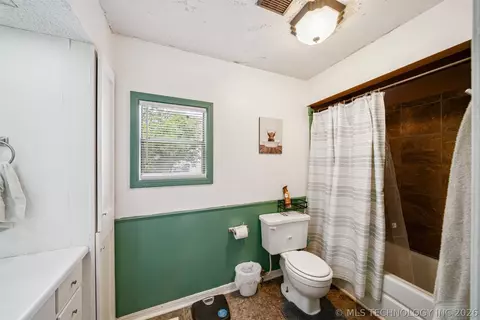 Bath - 404 E Maple St, Drumright, OK 74030 photo 2 of 3