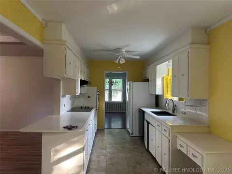 Kitchen - 3133 E 79th St S, Tulsa, OK 74136 photo 2 of 2
