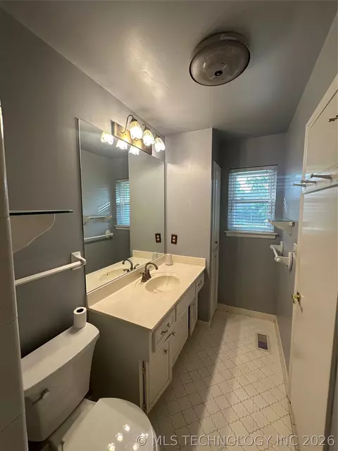 Bath - 3133 E 79th St S, Tulsa, OK 74136 photo 1 of 1
