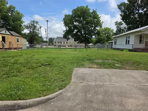 607 W 5th St, Ada, OK 74820