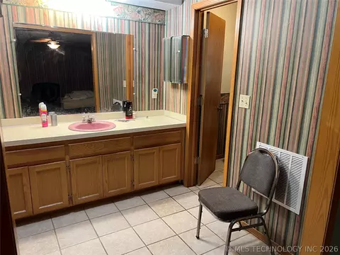 Bath - 477067 E 1094 Rd, Roland, OK 74954 photo 2 of 2