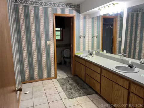 Bath - 477067 E 1094 Rd, Roland, OK 74954 photo 1 of 2