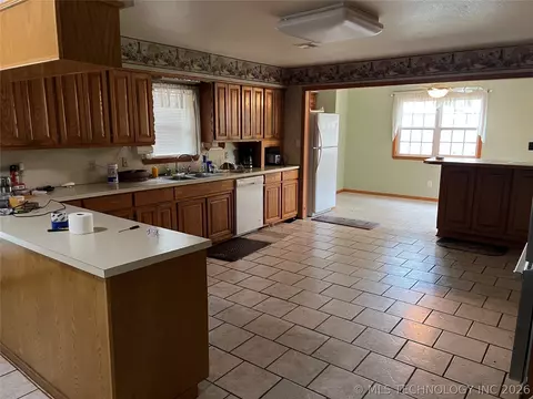 Kitchen - 477067 E 1094 Rd, Roland, OK 74954 photo 1 of 2