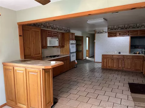 Kitchen - 477067 E 1094 Rd, Roland, OK 74954 photo 2 of 2