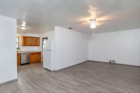 Living - 724 Oklahoma, Morrison, OK 73061 photo 2 of 4