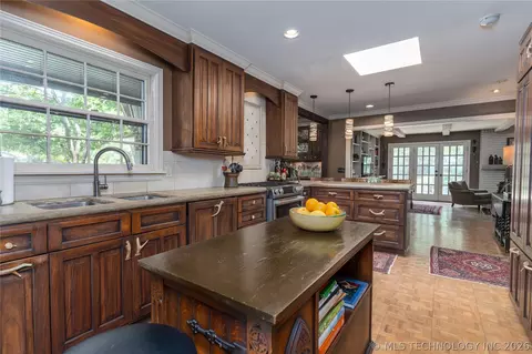 Kitchen - 2830 E 56th Pl, Tulsa, OK 74105 photo 2 of 2