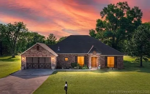 2102 N Peaceful Ln, Stigler, OK 74462