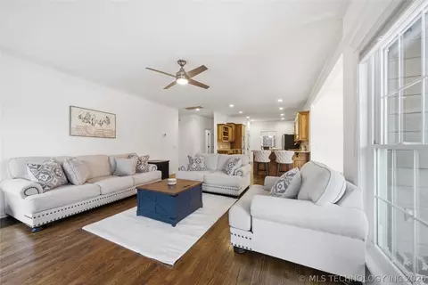 Living - 9152 E 103rd St, Tulsa, OK 74133 photo 2 of 2