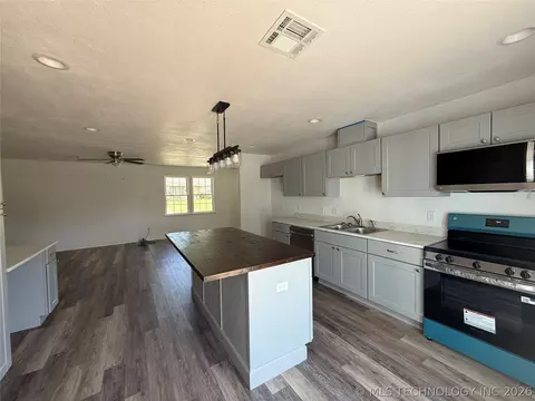 Kitchen - 1019 E 5th, Cushing, OK 74023 photo 2 of 5