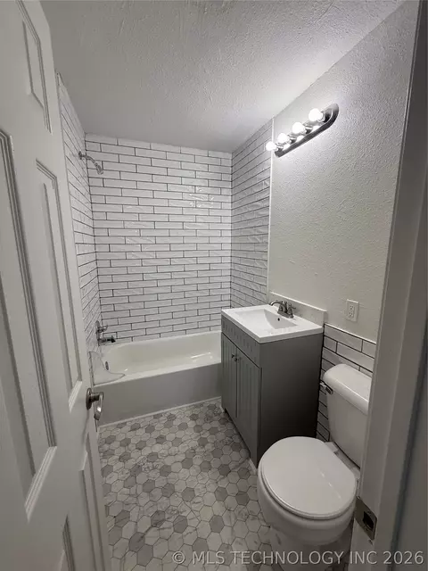 Bath - 1019 E 5th, Cushing, OK 74023 photo 1 of 3