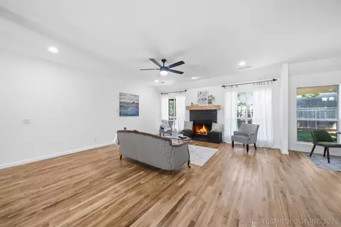 Living - 9809 E 83rd Pl, Tulsa, OK 74133 photo 2 of 3