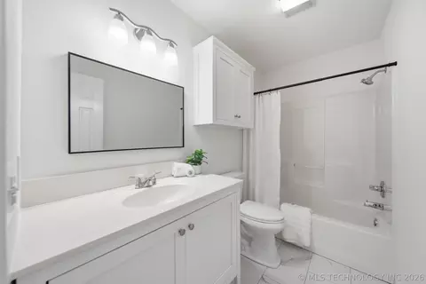 Bath - 9809 E 83rd Pl, Tulsa, OK 74133 photo 5 of 8
