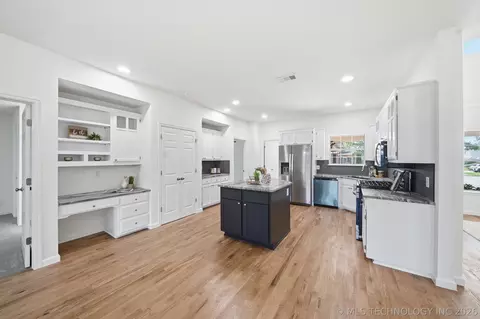 Kitchen - 9809 E 83rd Pl, Tulsa, OK 74133 photo 1 of 6