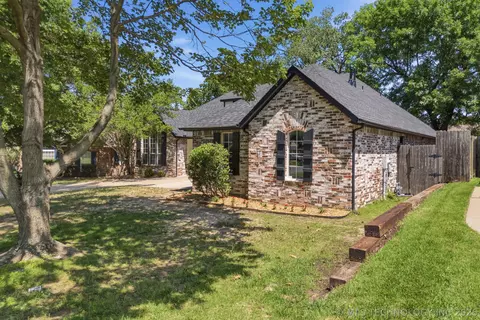 Exterior - 9809 E 83rd Pl, Tulsa, OK 74133 photo 3 of 9