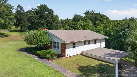 Exterior - 220 E 20th St, Okmulgee, OK 74447 photo 6 of 7