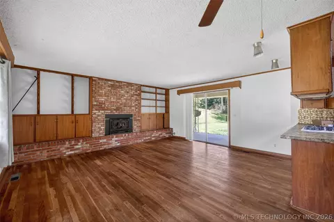 Living - 220 E 20th St, Okmulgee, OK 74447 photo 1 of 5