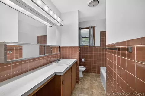 Bath - 220 E 20th St, Okmulgee, OK 74447 photo 3 of 3