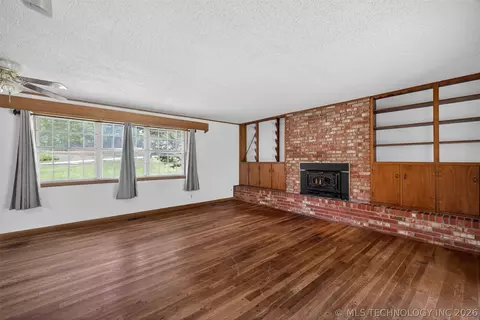 Living - 220 E 20th St, Okmulgee, OK 74447 photo 4 of 5