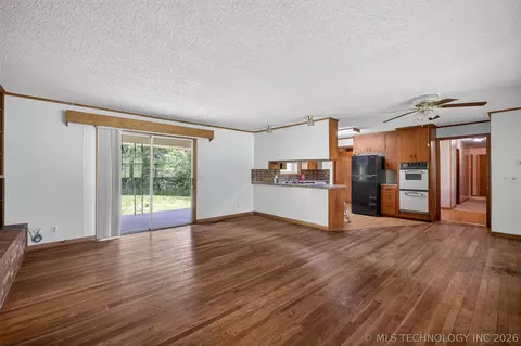 Living - 220 E 20th St, Okmulgee, OK 74447 photo 2 of 5