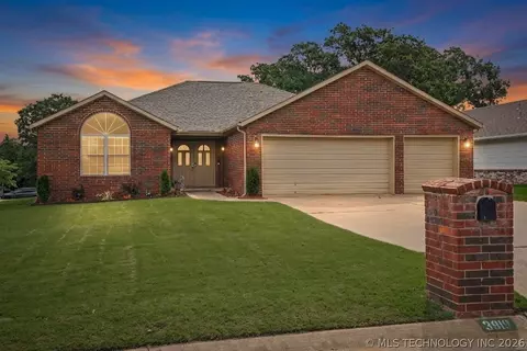 3919 S Rolling Oaks Dr S, Tulsa, OK 74107